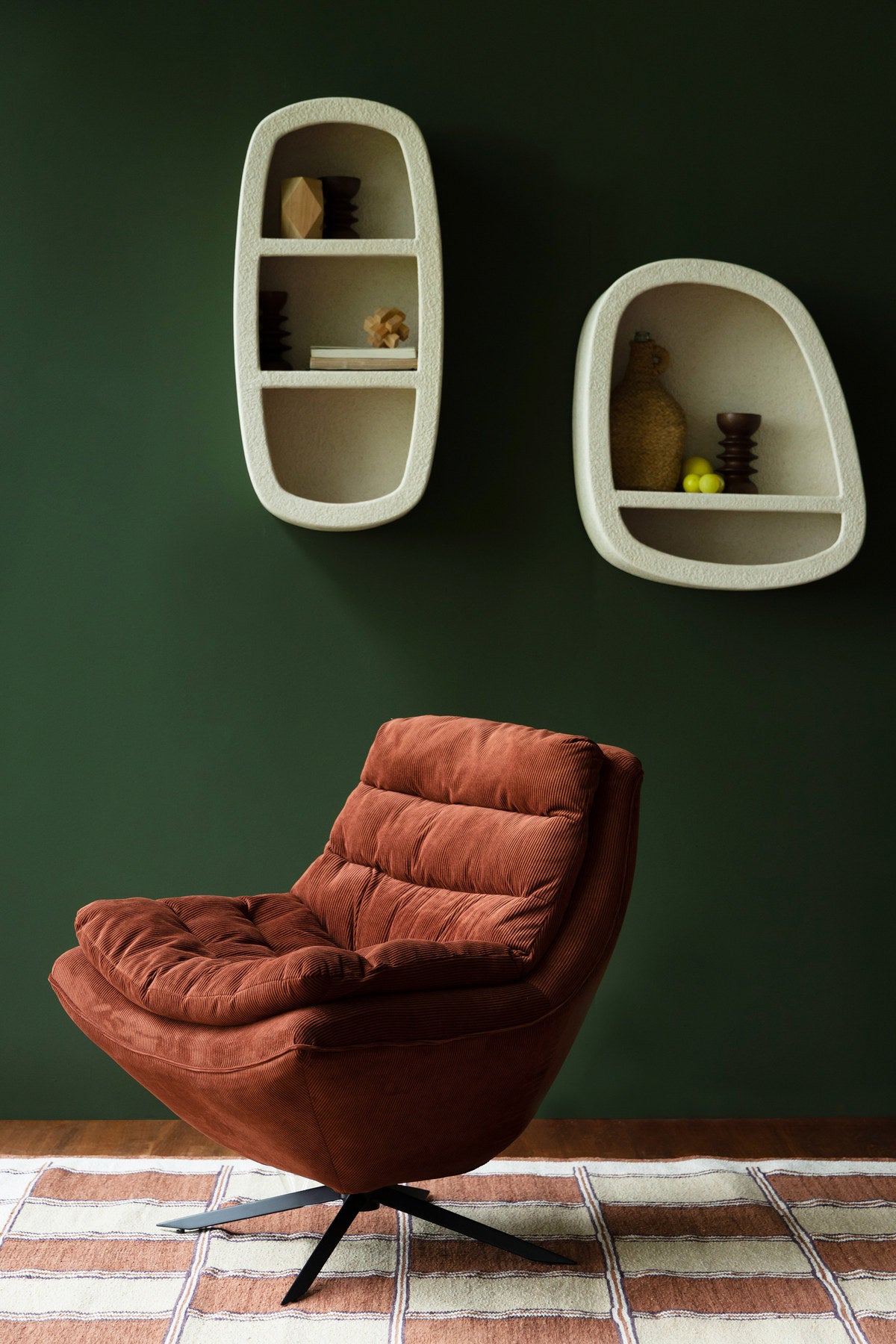 Beiges Wandregal Veda 2 Shelves aus recyceltem Marmor mit zwei Ablagen und organischer Form