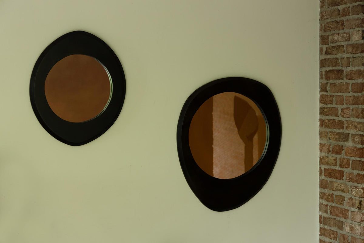 Spiegel Aren Wood in Schwarz präsentiert im Onlineshop von KAQTU Design AG. Wandspiegel ist von Dutchbone