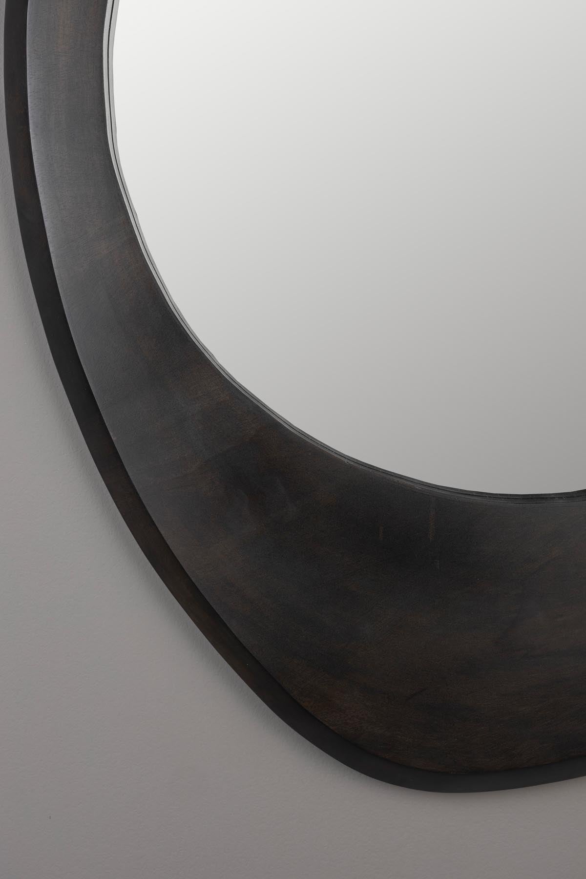 Spiegel Aren Wood in Schwarz präsentiert im Onlineshop von KAQTU Design AG. Wandspiegel ist von Dutchbone