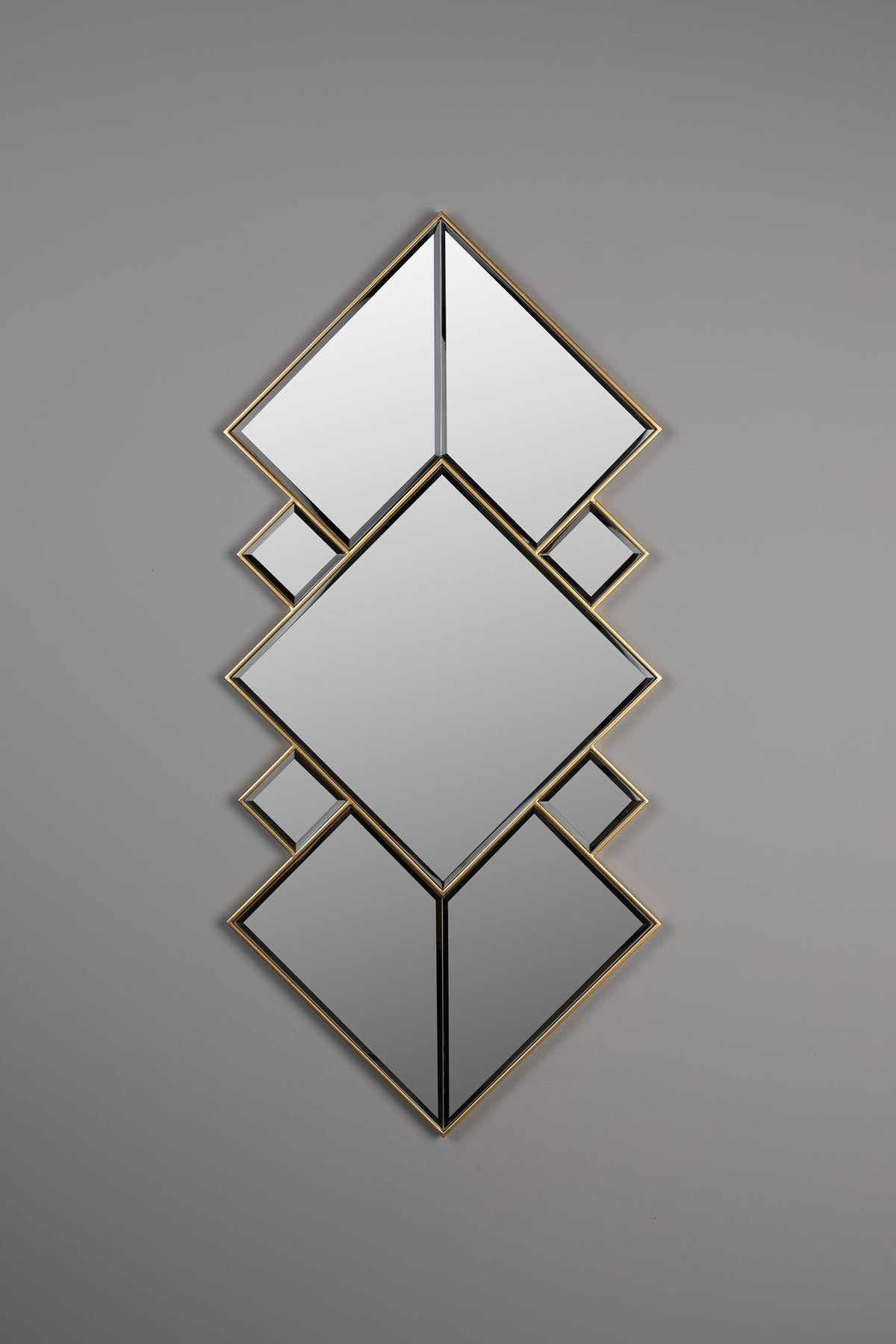 Spiegel Miyu in Gold präsentiert im Onlineshop von KAQTU Design AG. Wandspiegel ist von Dutchbone