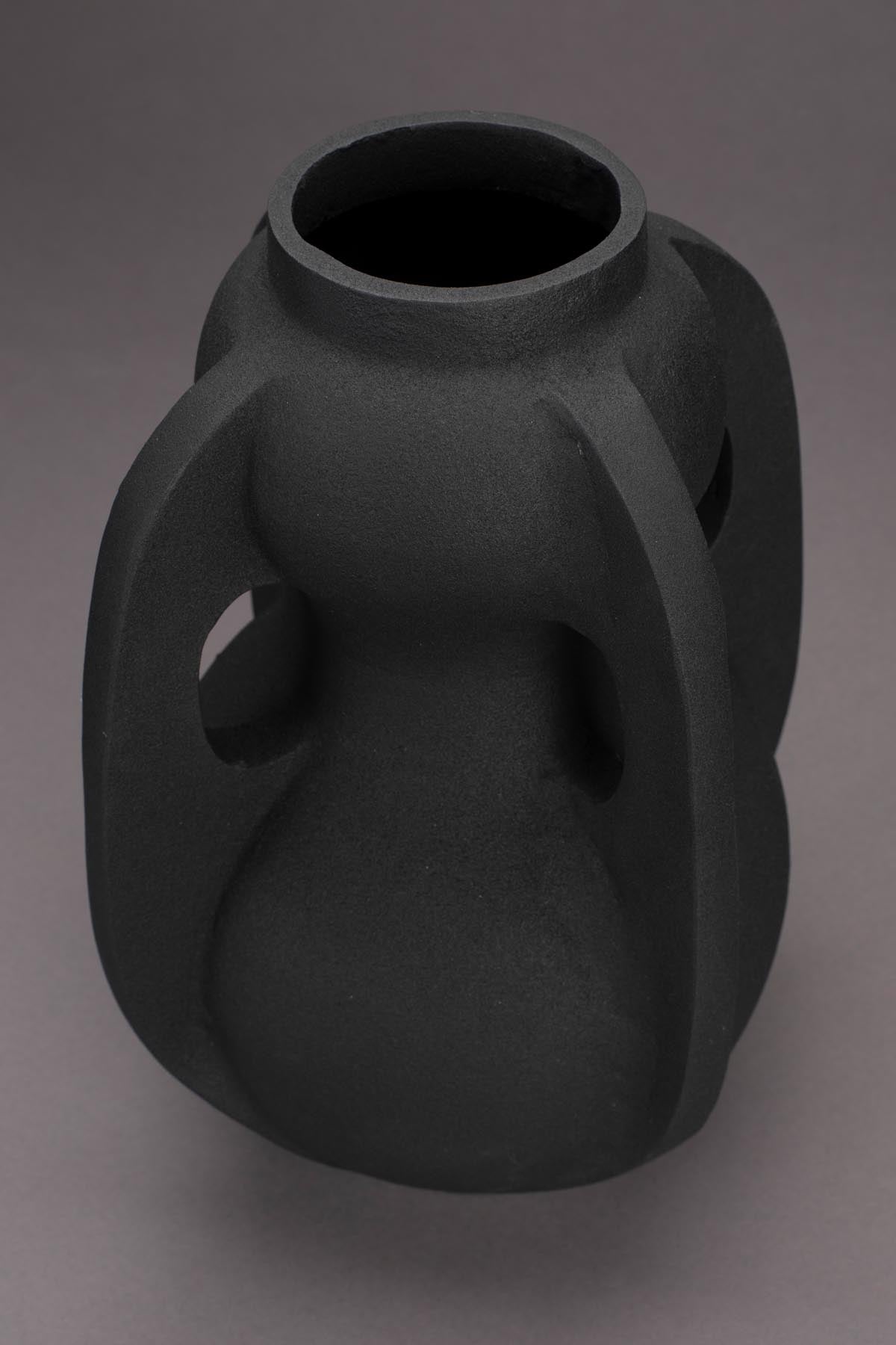 Vase Thiago L Schwarz in Schwarz präsentiert im Onlineshop von KAQTU Design AG. Vase ist von Dutchbone