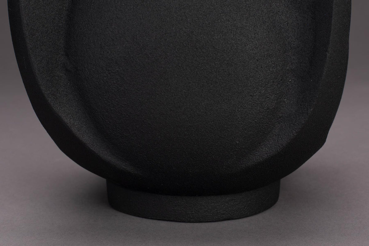 Vase Thiago L Schwarz in Schwarz präsentiert im Onlineshop von KAQTU Design AG. Vase ist von Dutchbone