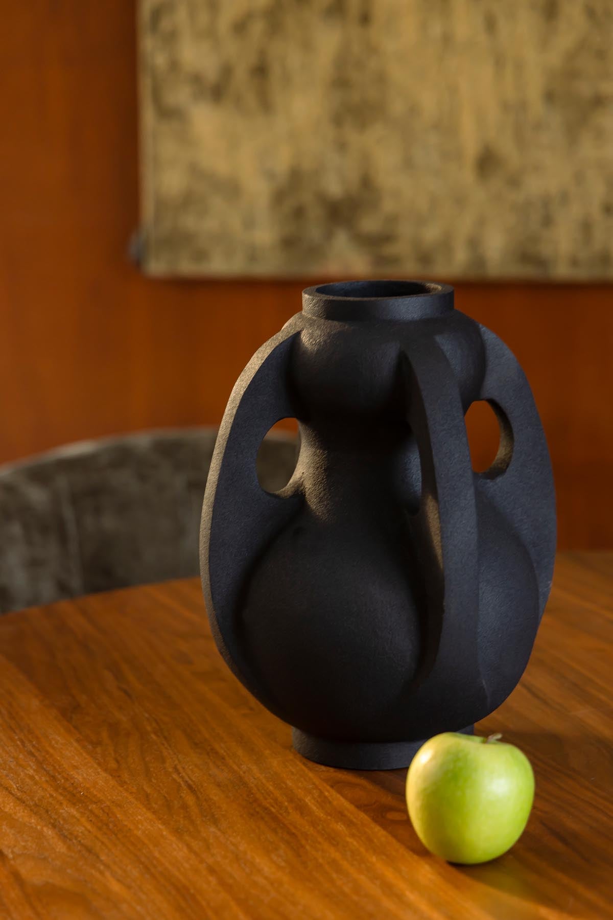 Vase Thiago L Schwarz in Schwarz präsentiert im Onlineshop von KAQTU Design AG. Vase ist von Dutchbone
