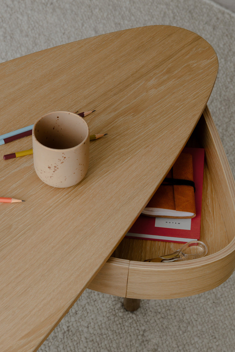 Der Duende Schreibtisch aus Eichenfurnier vereint kreatives Design und Funktionalität, perfekt für inspirierende Arbeitsumgebungen.