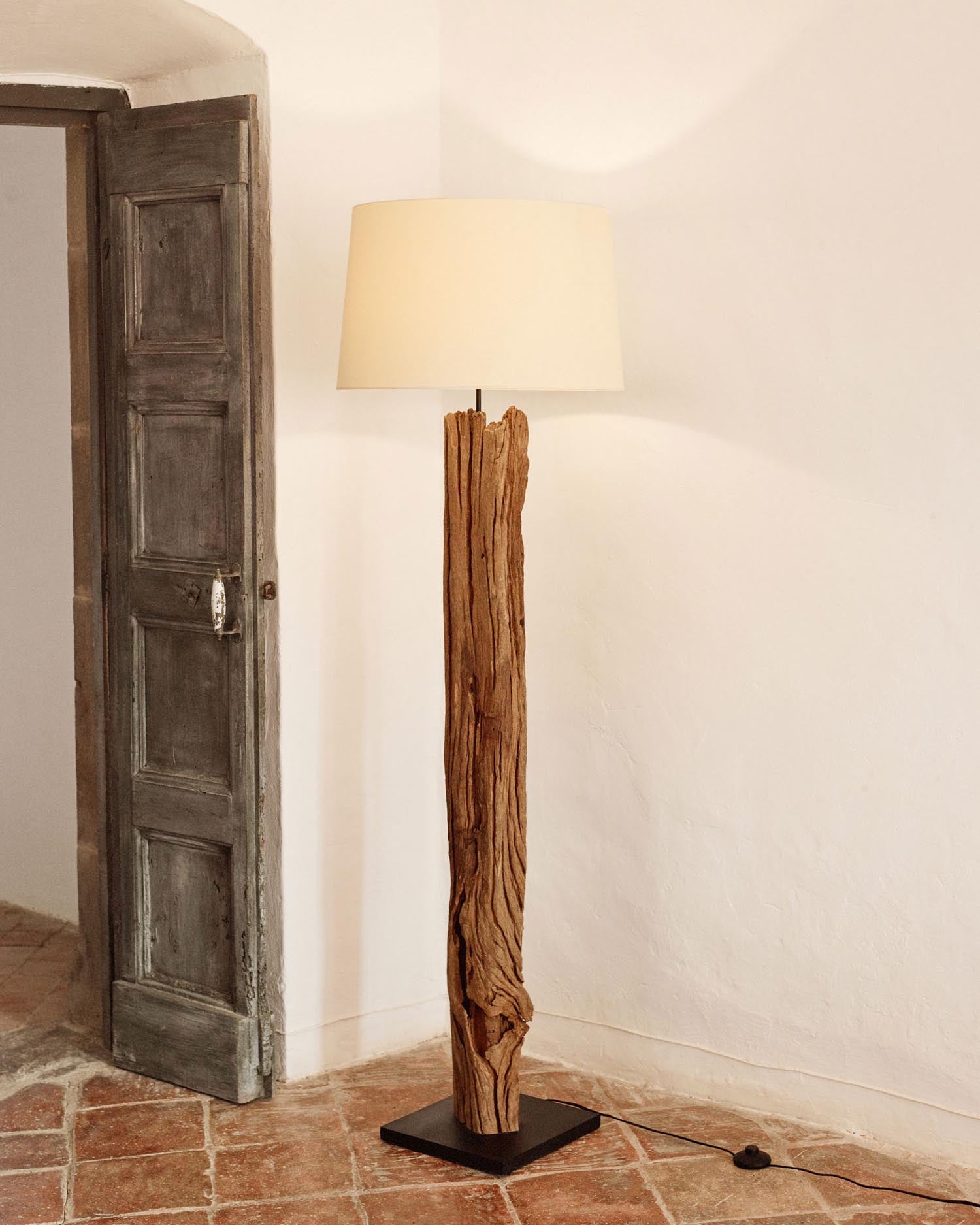 Stilvolle Powell Stehlampe aus nachhaltigem Tropenholz und Baumwolle, ideal für eine gemütliche Atmosphäre in jedem Raum.
