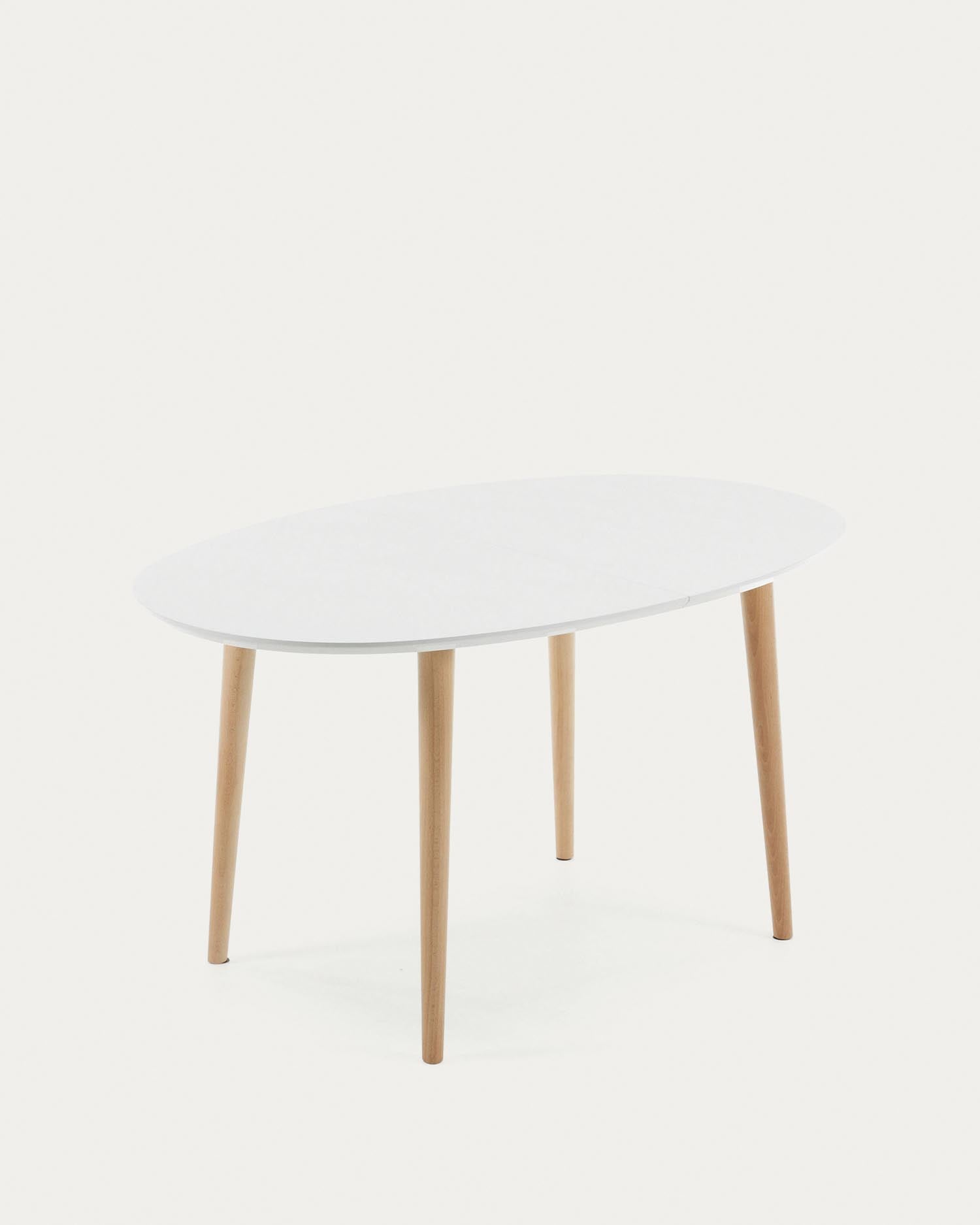 Eleganter Oqui Ausziehtisch: Weiß lackiertes MDF, stabile Buchenbeine, flexibel von 140 auf 220 cm erweiterbar.