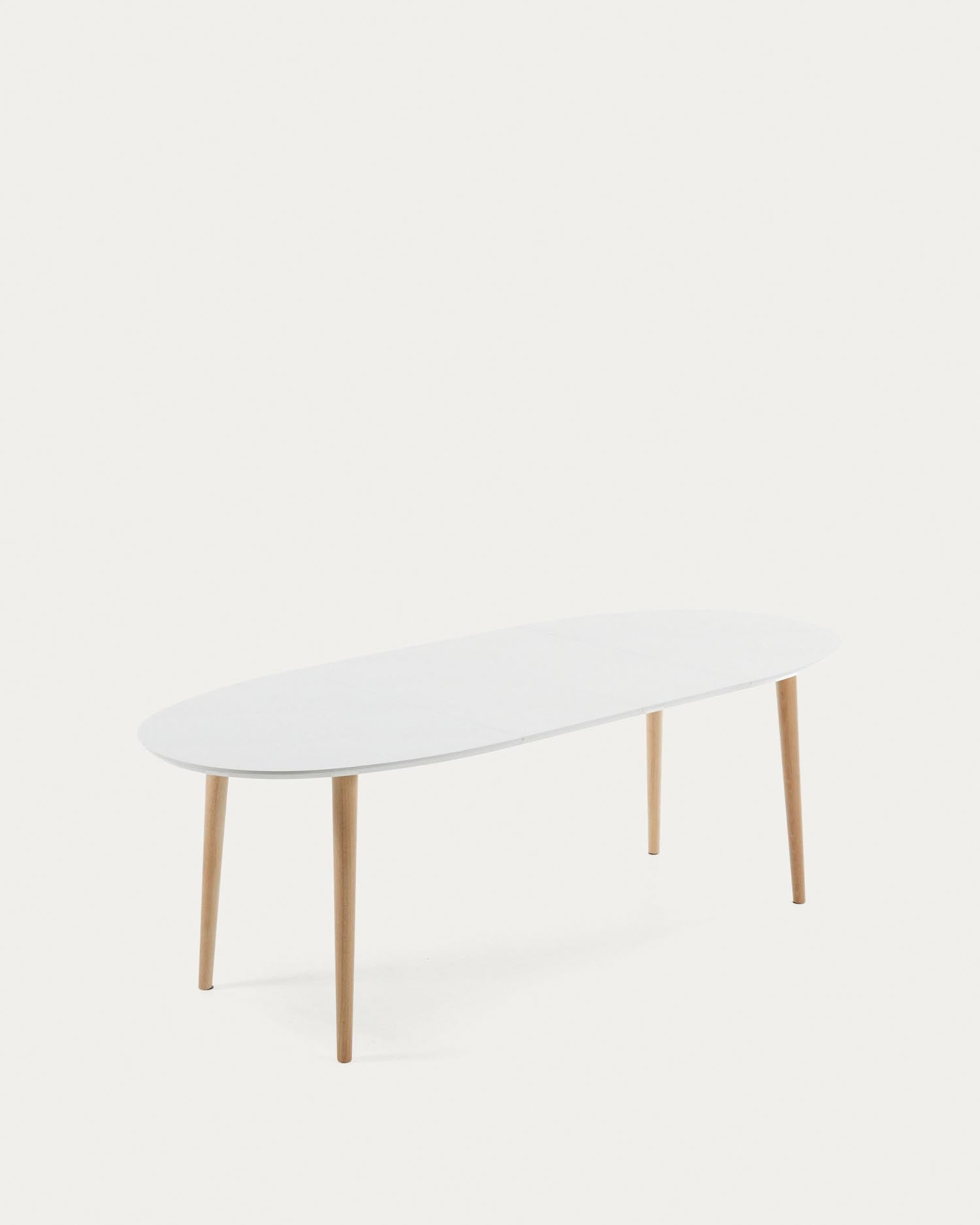 Moderner Oqui Esstisch mit ovaler, weiß lackierter MDF-Platte, ausziehbar von 140 auf 220 cm, und robusten Buchenholzbeinen.