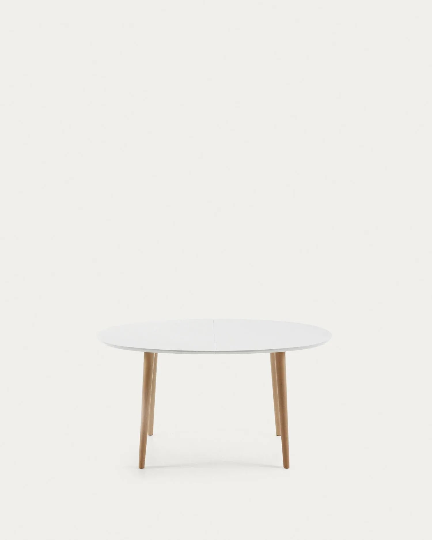 Eleganter Oqui Tisch mit ovaler weißer MDF-Platte, ausziehbar von 140 auf 220 cm, und stabilen Beinen aus massiver Buche.