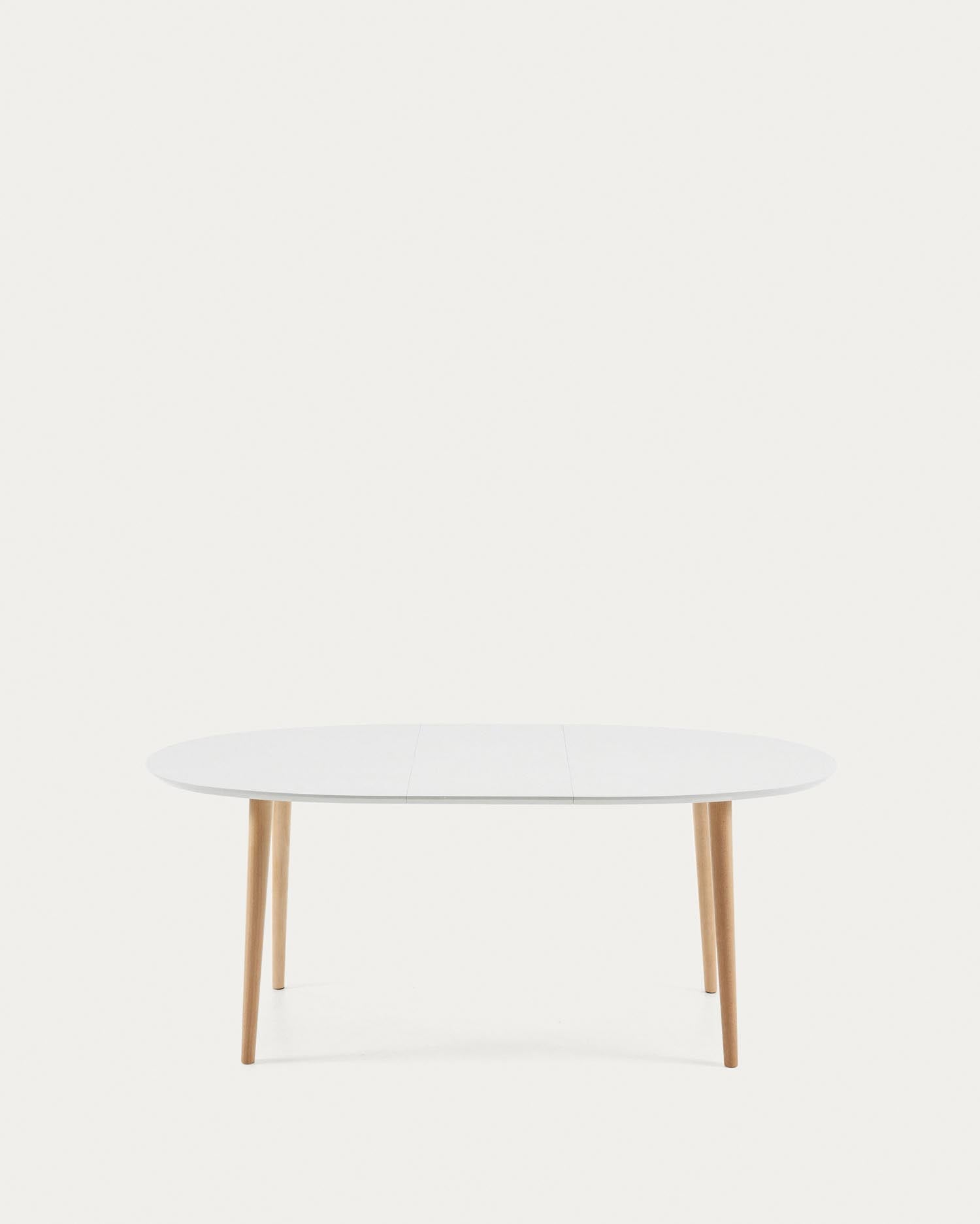Eleganter Oqui Esstisch mit ovaler, weißer MDF-Platte, ausziehbar von 140 auf 220 cm, und stabilen Beinen aus massiver Buche.