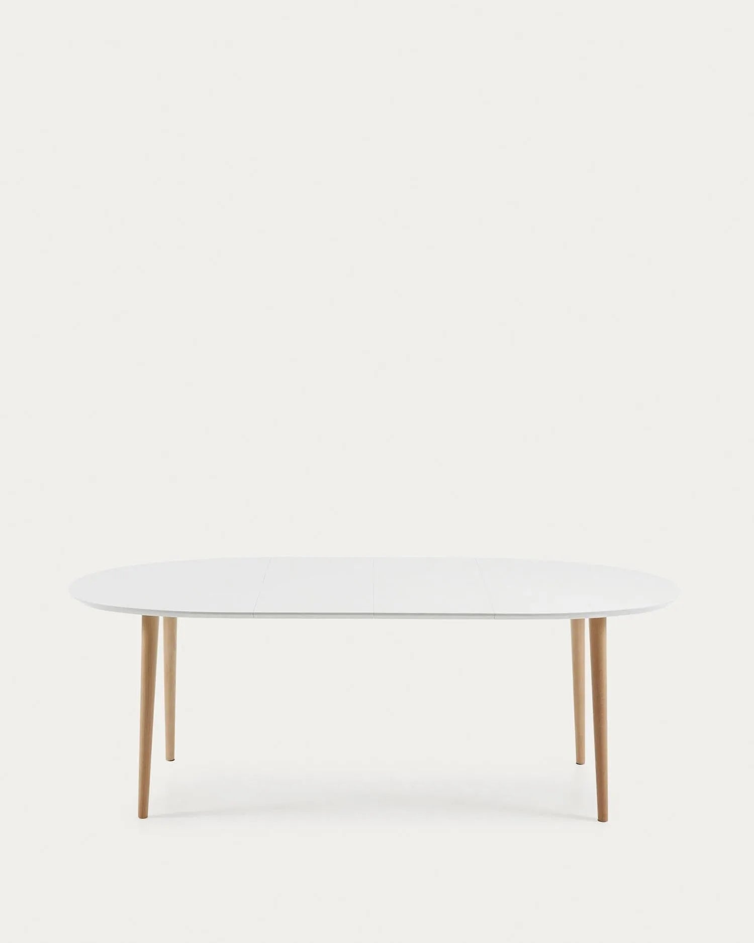 Eleganter Oqui Esstisch mit ovaler, weißer MDF-Platte, ausziehbar von 140 auf 220 cm, und stabilen Beinen aus massiver Buche.