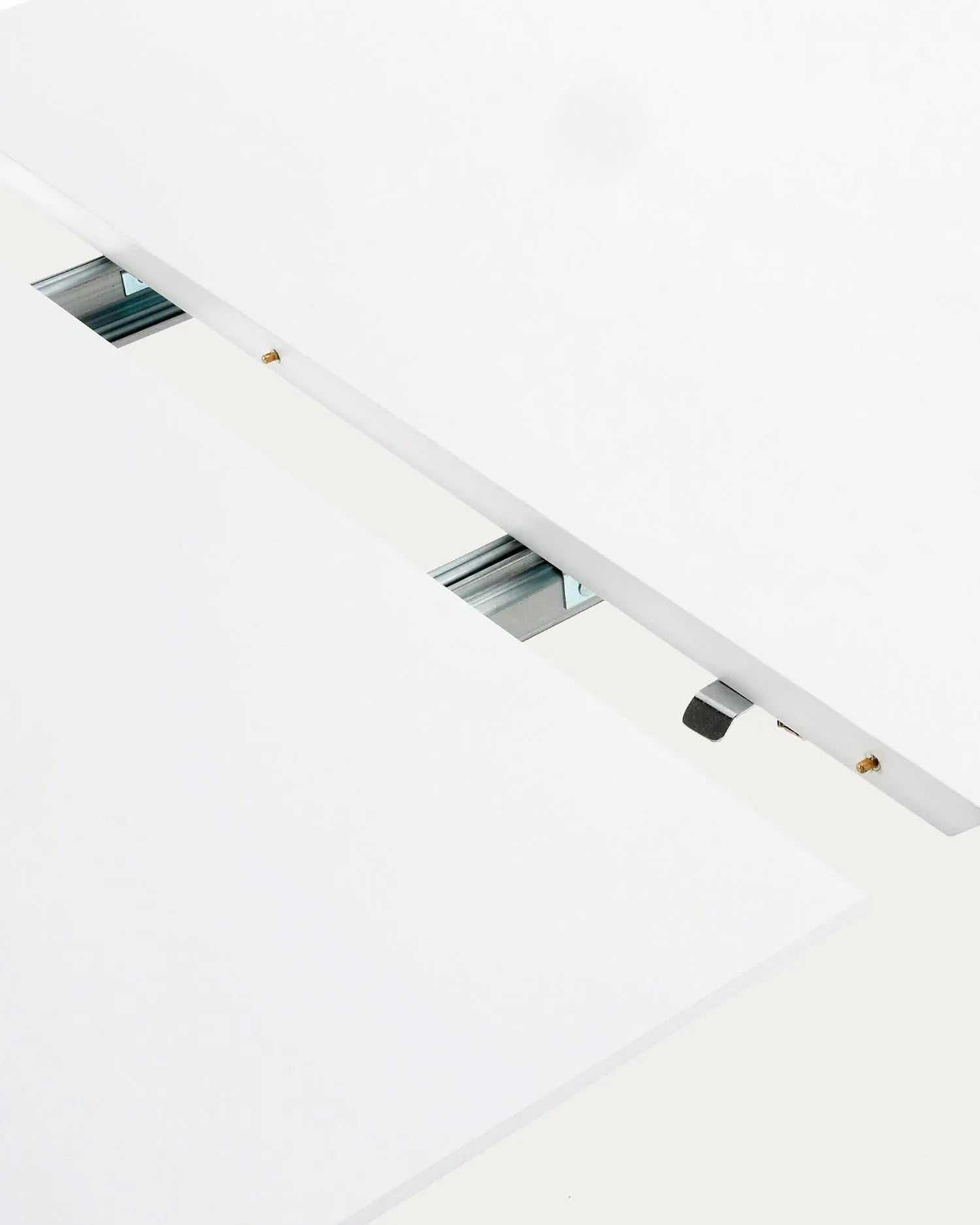 Eleganter, ovaler Ausziehtisch mit weißer MDF-Platte und stabilen Buchenholzbeinen, erweiterbar von 140 auf 220 cm.