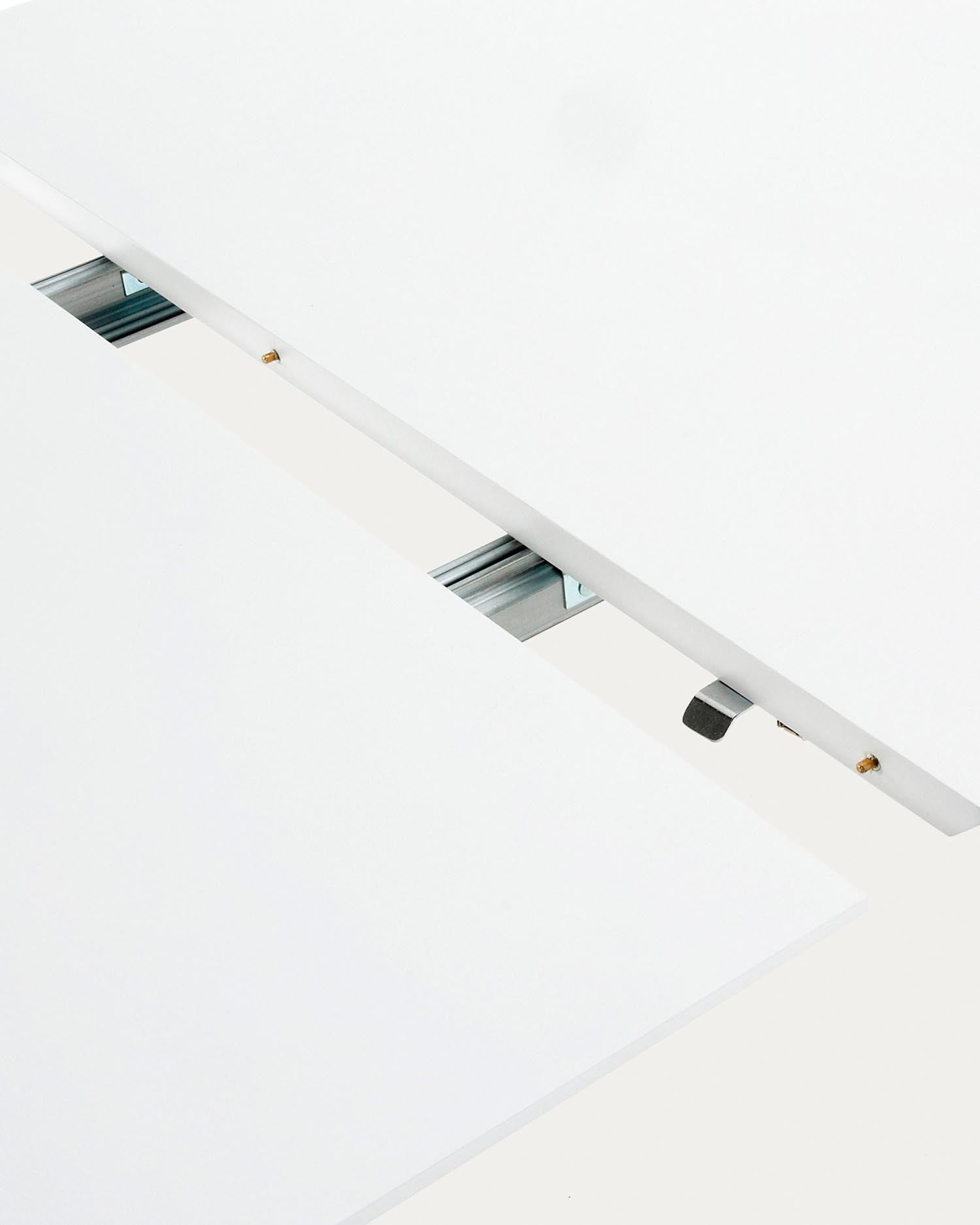 Moderner Oqui Esstisch mit ovaler, weiß lackierter MDF-Tischplatte, ausziehbar von 140 auf 220 cm, und robusten Buchenholzbeinen.