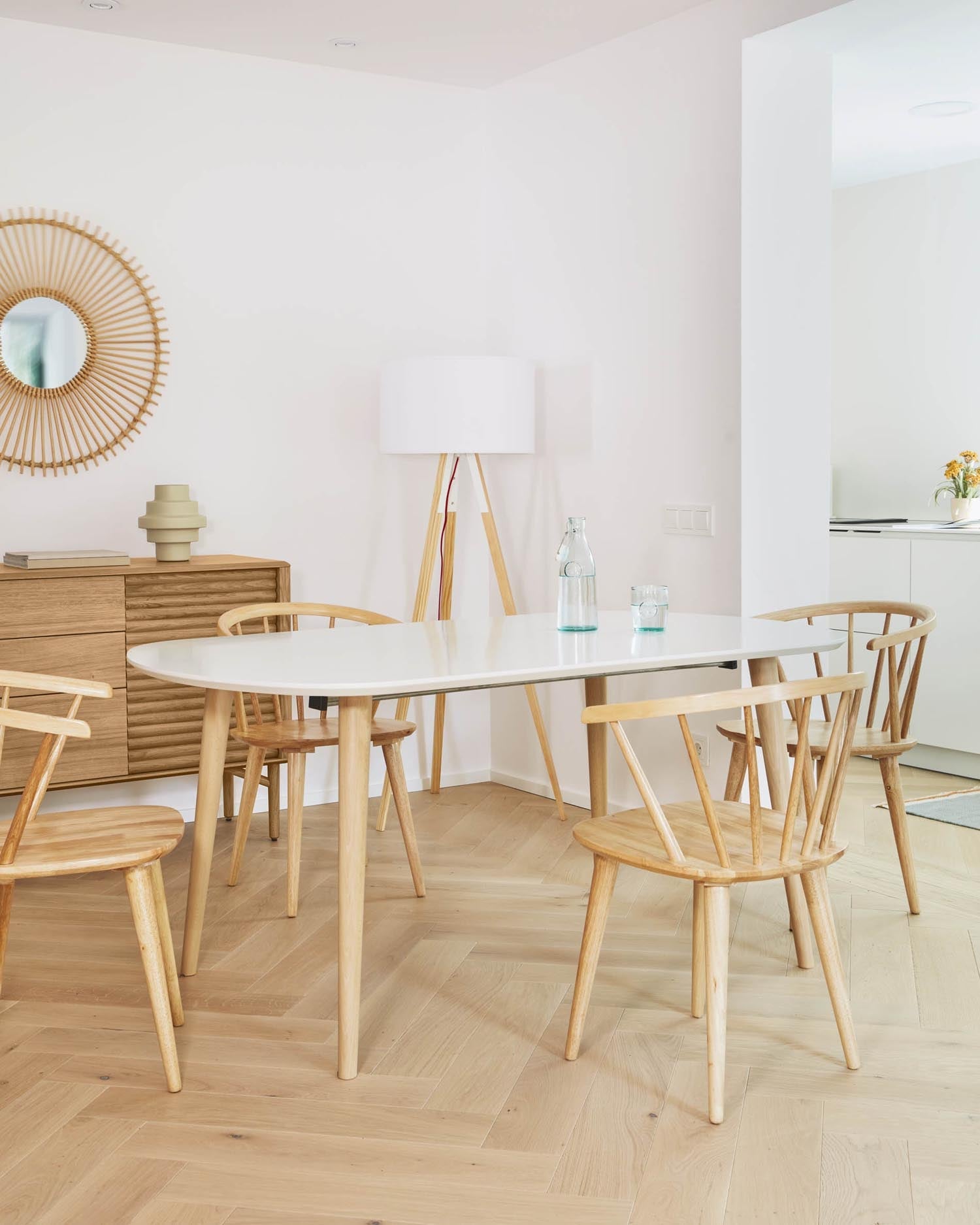 Eleganter Ausziehtisch aus weißem MDF und massiver Buche, erweiterbar von 160 auf 260 cm, ideal für stilvolle Dinner.