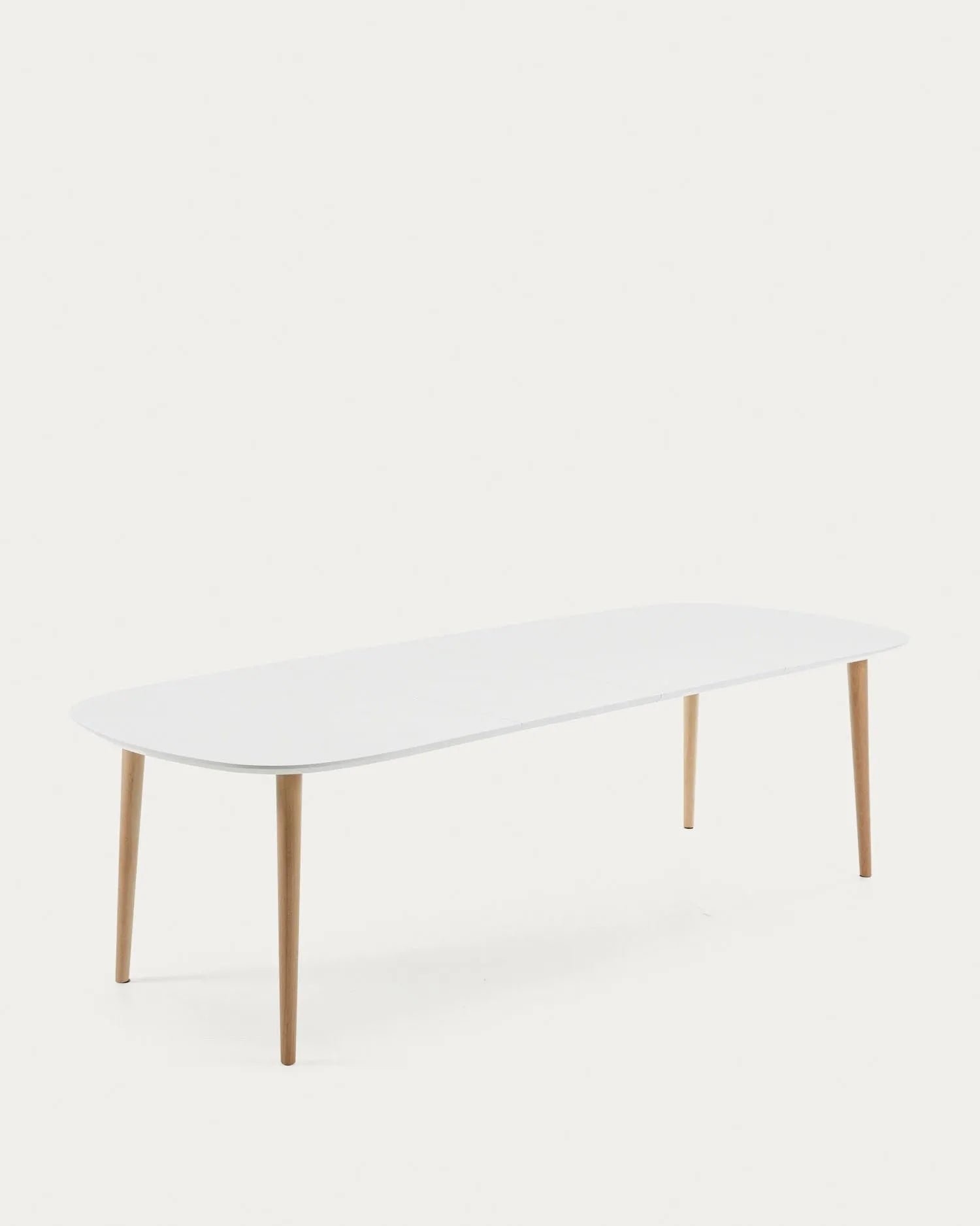 Moderner Oqui Ausziehtisch mit weiß lackierter MDF-Platte und massiven Buchenholzbeinen, erweiterbar von 160 auf 260 cm.