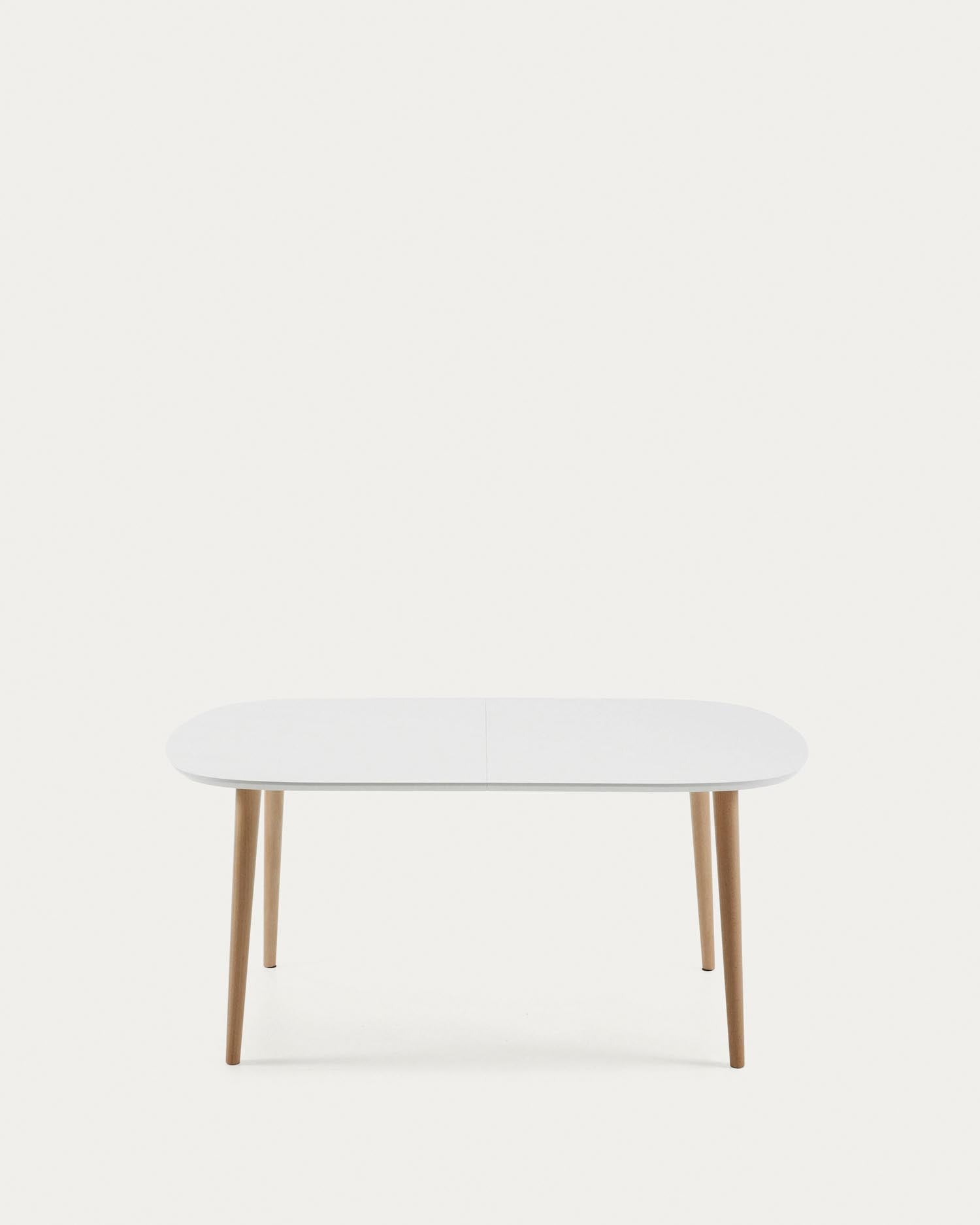 Moderner Oqui Ausziehtisch von Kave Home: Weiss lackiertes MDF und massive Buche, erweiterbar für gesellige Anlässe. Perfekt für jedes Esszimmer!