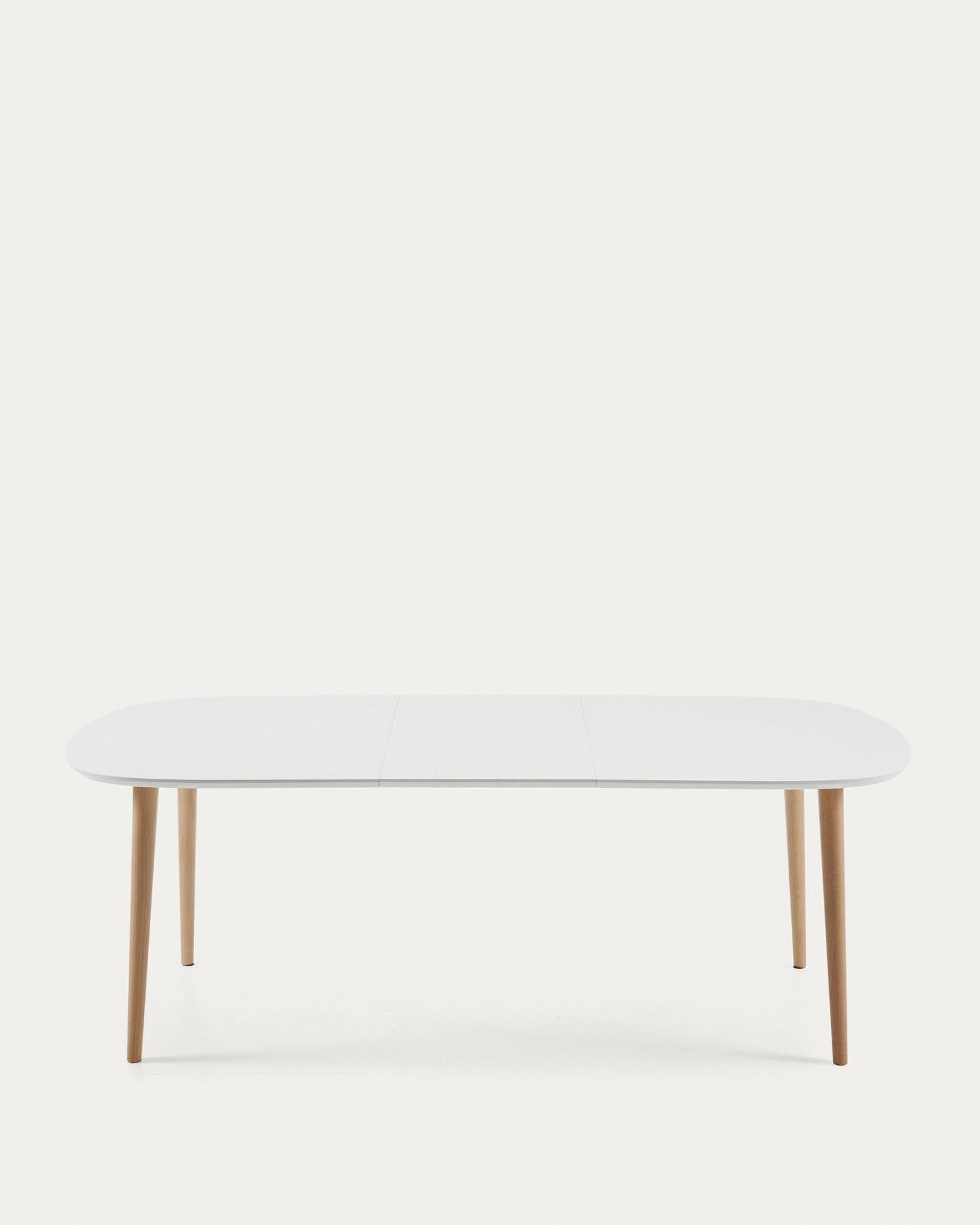 Moderner Oqui Ausziehtisch mit weißer MDF-Platte und massiven Buchenholzbeinen, erweiterbar von 160 auf 260 cm.