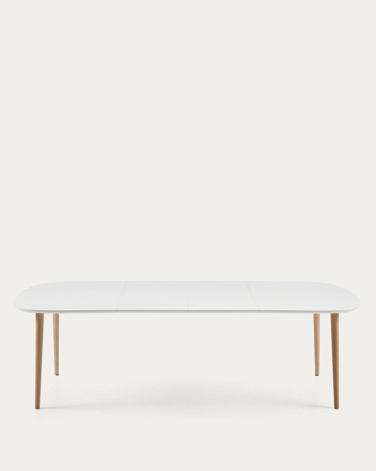 Eleganter Oqui Ausziehtisch mit weißer MDF-Tischplatte und stabilen Buchenholzbeinen, ausziehbar von 160 auf 260 cm.