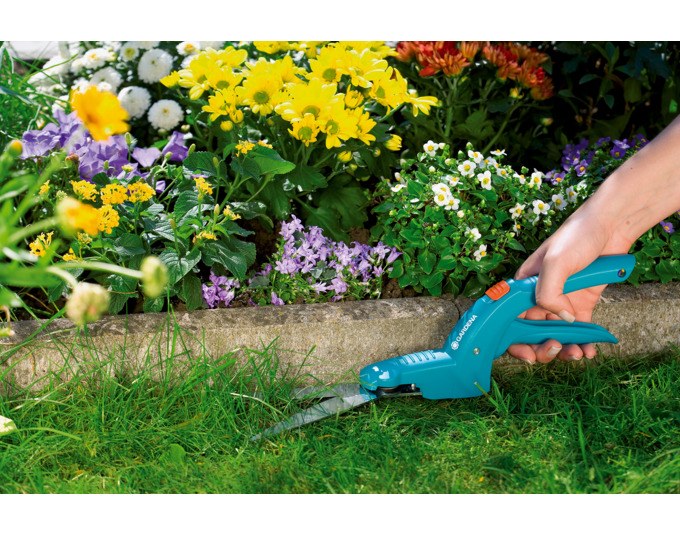 Grüne und silberfarbene Grasschere von GARDENA mit ergonomischem Griff und glanzverzinkten, gehärteten Messern für den Rasenkantenschnitt.