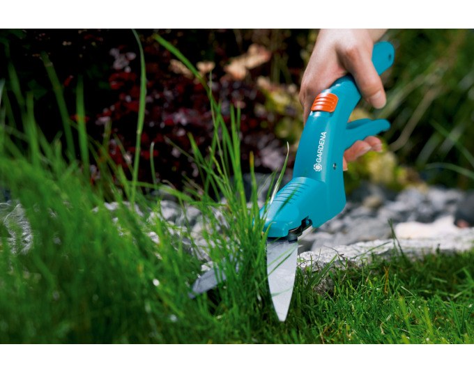 Grüne und silberfarbene Grasschere von GARDENA mit ergonomischem Griff und glanzverzinkten, gehärteten Messern für den Rasenkantenschnitt.