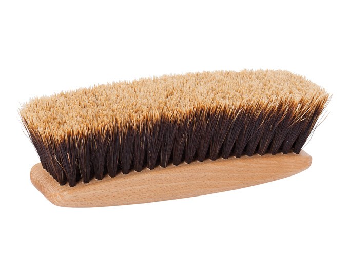 Glanzbürste aus geöltem Buchenholz mit geschlitztem Pferdehaar-Besatz, braun-natur gefärbt, längliche schlanke Form, 16 cm lang.