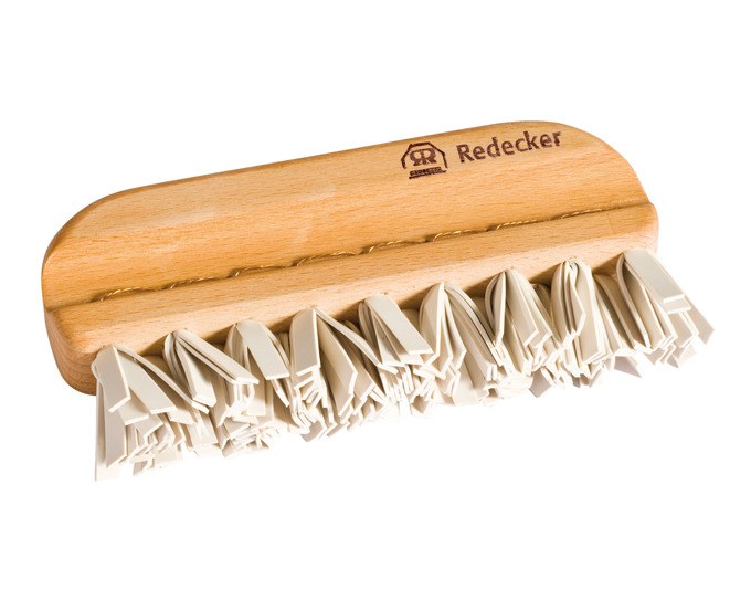 Fusselbürste aus geöltem Buchenholz mit Naturkautschukbesatz und Handgriff, Farbe Natur/Braun, Grösse 14 x 7.3 cm, auf hellem Untergrund liegend.