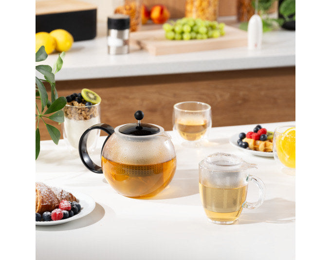 BODUM Teekanne mit Kunststoffsieb 1 l in Schwarz, Transparent präsentiert im Onlineshop von KAQTU Design AG. Teekrüge ist von BODUM