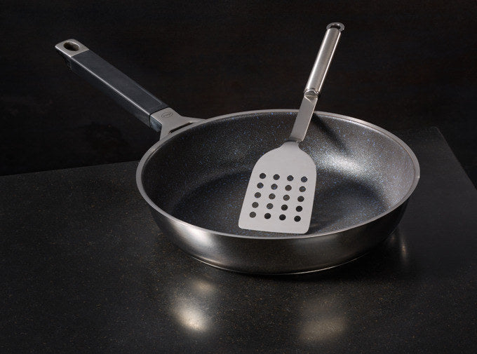 RÖSLE Pfannenwender gelocht mit Rundgriff 34.5 cm in Silber präsentiert im Onlineshop von KAQTU Design AG. Pfannenwender ist von RÖSLE