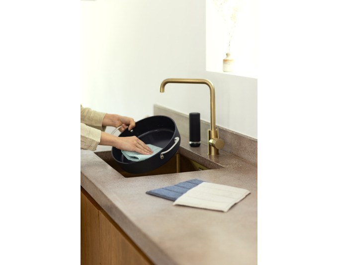 Drei rechteckige Mikrofasertücher von BRABANTIA in soft beige und weiss, gefaltet übereinander liegend, für Spülen und Reinigen in der Küche.