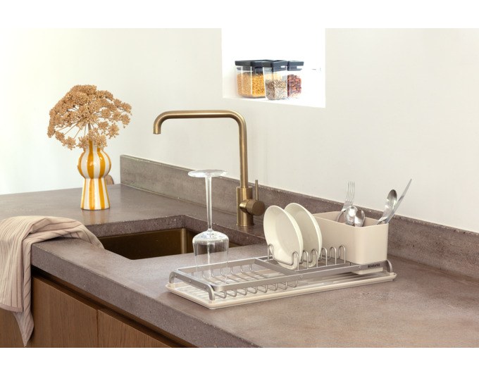 BRABANTIA Abtropfständer Compact SinkSide in soft beige und weiss, kompakte Ablage mit Rillenstruktur und geschlossener Abtropfschale für die Küche.