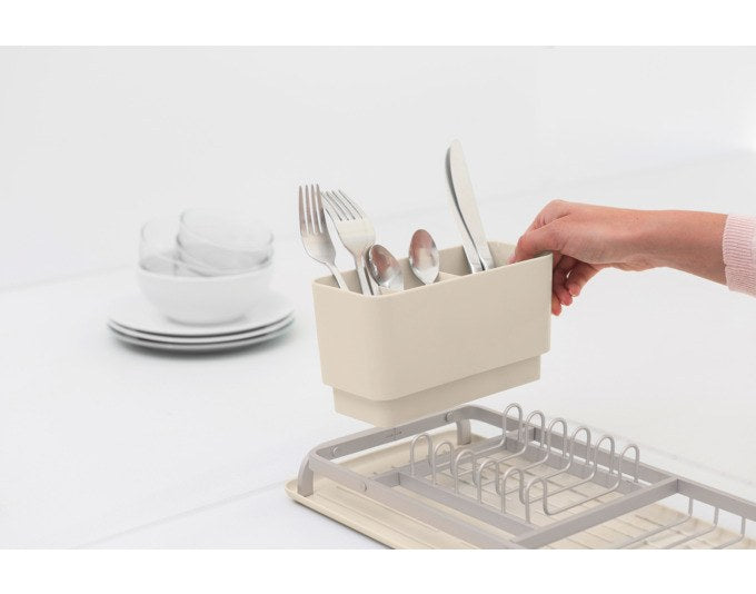 BRABANTIA Abtropfständer Compact SinkSide in soft beige und weiss, kompakte Ablage mit Rillenstruktur und geschlossener Abtropfschale für die Küche.
