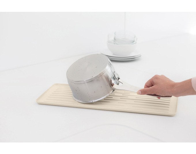 BRABANTIA Abtropfständer Compact SinkSide in soft beige und weiss, kompakte Ablage mit Rillenstruktur und geschlossener Abtropfschale für die Küche.