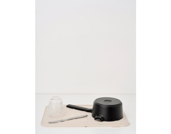 Silikon-Abtropfmatte SinkSide von BRABANTIA in Soft Beige mit Rillenstruktur und erhöhtem Rand, rechteckige Form, auf Küchenarbeitsfläche.