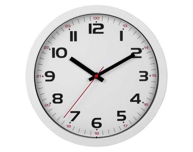 Runde weisse Wanduhr aus Kunststoff mit Glasabdeckung, schwarzen und roten Ziffern für 12- und 24-Stunden-Anzeige, Durchmesser 30.5 cm.