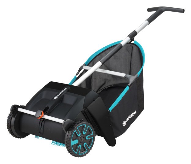 GARDENA Laubsammler in Schwarz und Silber, mit ergonomischem Griff, Bürstenmechanismus und Auffangkorb, auf grünem Rasen abgebildet.