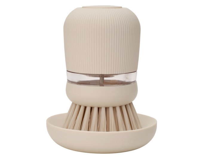 Beige Abwaschbürste mit weissem Seifenspender aus Kunststoff, Polyesterborsten und passendem Ständer auf hellem Untergrund.