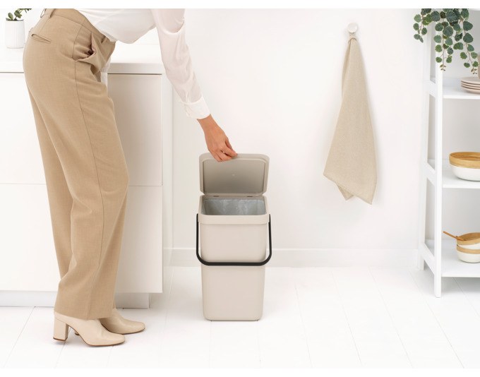 Mülleimer BRABANTIA Sort&Go 25 l in Soft Beige aus Kunststoff mit aufklappbarem Deckel, erhöhten Füssen und herausnehmbarem Inneneimer für die Küche.