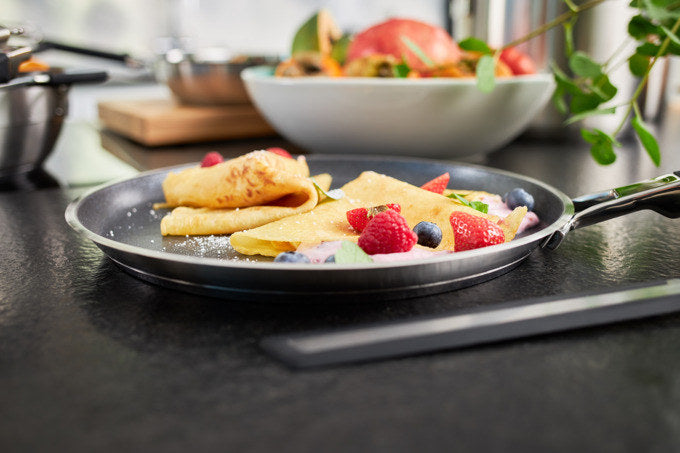 RÖSLE Crêpespfanne SilencePro ProResist ø 28 cm in Silber, Schwarz präsentiert im Onlineshop von KAQTU Design AG. Crepepfanne ist von RÖSLE