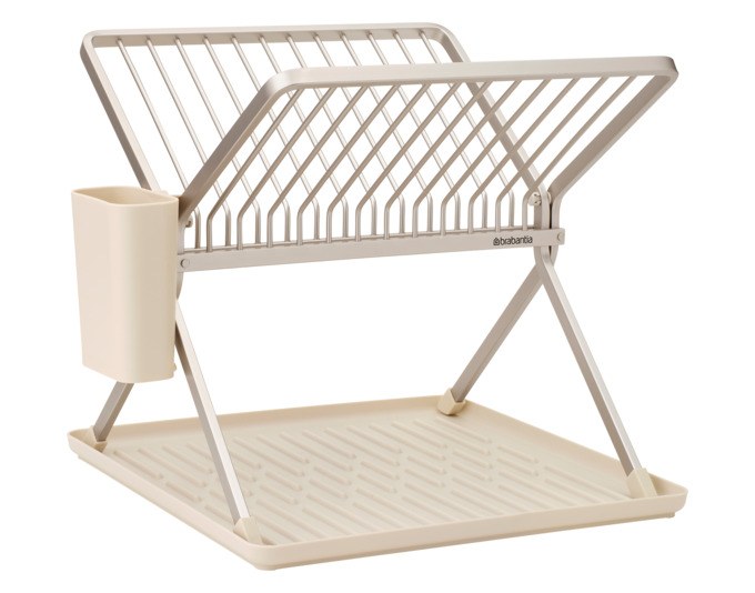 Faltbarer Abtropfständer von BRABANTIA in Soft Beige aus rostfreiem Aluminium mit abnehmbarem Besteckkorb und geschlossener Abtropfschale.
