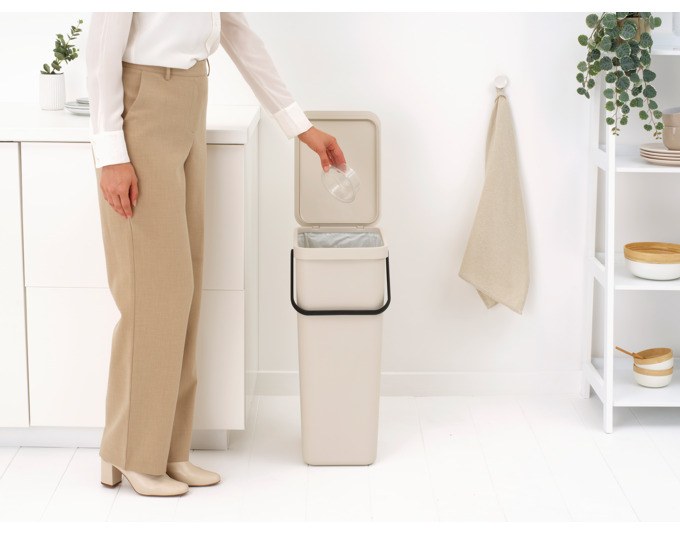 Abfallbehälter Sort&Go von BRABANTIA in Soft beige, 40 Liter, Kunststoffgehäuse mit aufklappbarem Deckel für die Küche.
