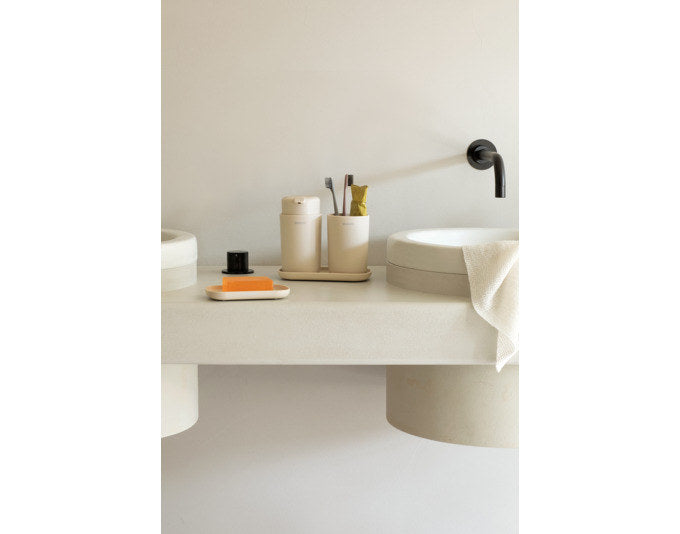 BRABANTIA Bad Accessoires Set ReNew 3-teilig soft beige in Soft beige, Weiss präsentiert im Onlineshop von KAQTU Design AG. Badzubehör ist von BRABANTIA