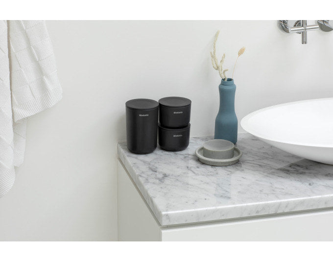 BRABANTIA Aufbewahrungsdosen Set 3-teilig dark grey in Dark grey, Grau präsentiert im Onlineshop von KAQTU Design AG. Aufbewahrungsdose ist von BRABANTIA