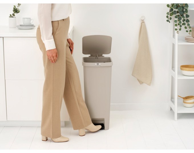 Hochformatiger Treteimer der Marke BRABANTIA in soft beige mit weissem Deckel, vertikale Bauform, stabile Standfüsse und geschlossener Deckel.