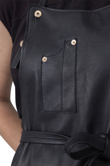 Schürze Slim Fit Leder 5-Pocket in Schwarz präsentiert im Onlineshop von KAQTU Design AG. Kochschürzen ist von DUTCHDELUXES