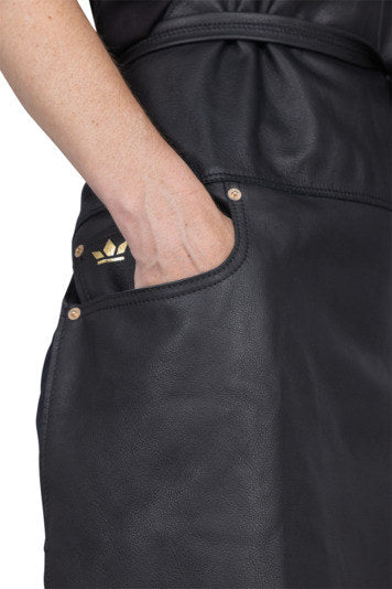 Schürze Slim Fit Leder 5-Pocket in Schwarz präsentiert im Onlineshop von KAQTU Design AG. Kochschürzen ist von DUTCHDELUXES