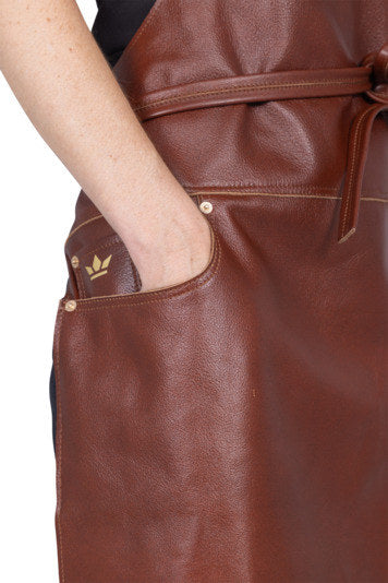 Schürze Slim Fit Leder 5-Pocket in Braun präsentiert im Onlineshop von KAQTU Design AG. Kochschürzen ist von DUTCHDELUXES