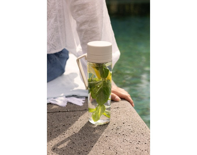 Transparente BRABANTIA Trinkflasche in Soft Beige mit weissem Deckel, integriertem Fruchtsieb und Gürtelclip, Fassungsvermögen 0.5 Liter.