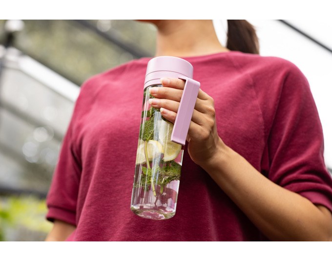 Transparente Kunststoff-Trinkflasche BRABANTIA Make & Take in Lilac Pink, 0.5 Liter, mit Fruchtsieb, Schraubkappe und Gürtelclip.