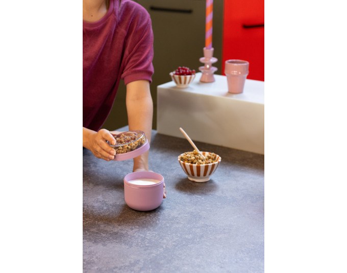 Rosa Kunststoff-Bowl von BRABANTIA mit abnehmbarem Deckel und kleinem Zusatzbehälter, quadratische Form, glatte Oberfläche, für Joghurt und Müsli.