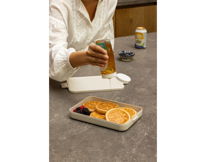 Flache Lunchbox aus Kunststoff in Soft Beige und Weiss mit Klippverschluss-Deckel, Marke BRABANTIA, Fassungsvermögen 1.1 Liter.