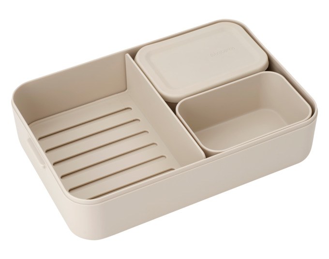 Foto einer BRABANTIA Bento-Lunchbox in Soft beige aus Kunststoff mit zwei getrennten Fächern, Trennwand und Klippverschluss-Deckel.